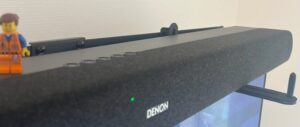 DENON S218、テレビの真上に鎮座するの図。